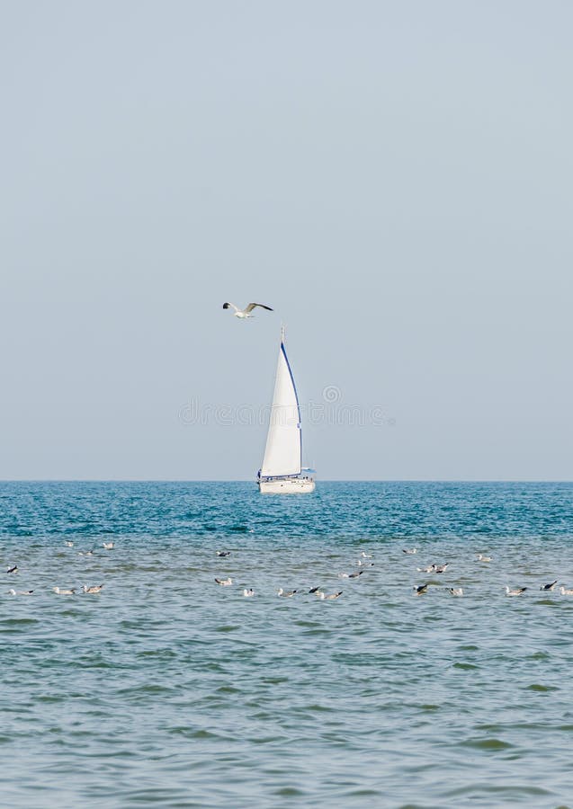 Erholungsyacht, Schiffssegeln auf Schwarzem Meer, blaues Wasser, sonniger Tag und klarer Himmel lizenzfreie stockbilder Erholungsyacht, Schiffssegeln auf Schwarzem Meer, blaues Wasser, sonniger Tag und klarer Himmel lizenzfreie stockbilder