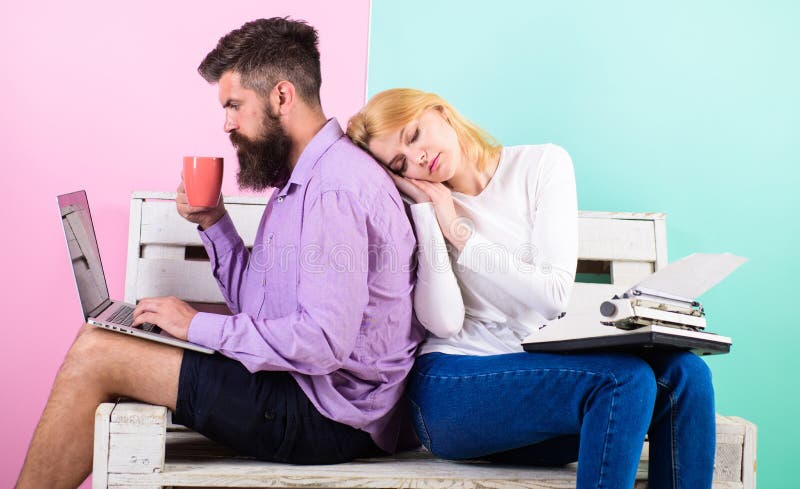 Erhöhen Sie Ihre Produktivität unter Verwendung der modernen Technologie Technischer Fortschritt Retro- Schreibmaschine und Mann lizenzfreies stockbild Erhöhen Sie Ihre Produktivität unter Verwendung der modernen Technologie Technischer Fortschritt Retro- Schreibmaschine und Mann lizenzfreies stockbild
