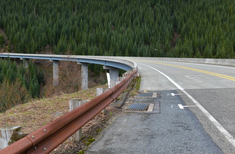 Erhöhte Brücke in den Bergen durch den Wald im pazifischen Nordwesten stockbilder Erhöhte Brücke in den Bergen durch den Wald im pazifischen Nordwesten stockbilder