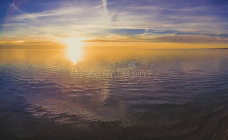 Erial panorama för Ð- av solen som ställer in över havet arkivfoton Erial panorama för Ð- av solen som ställer in över havet arkivfoton