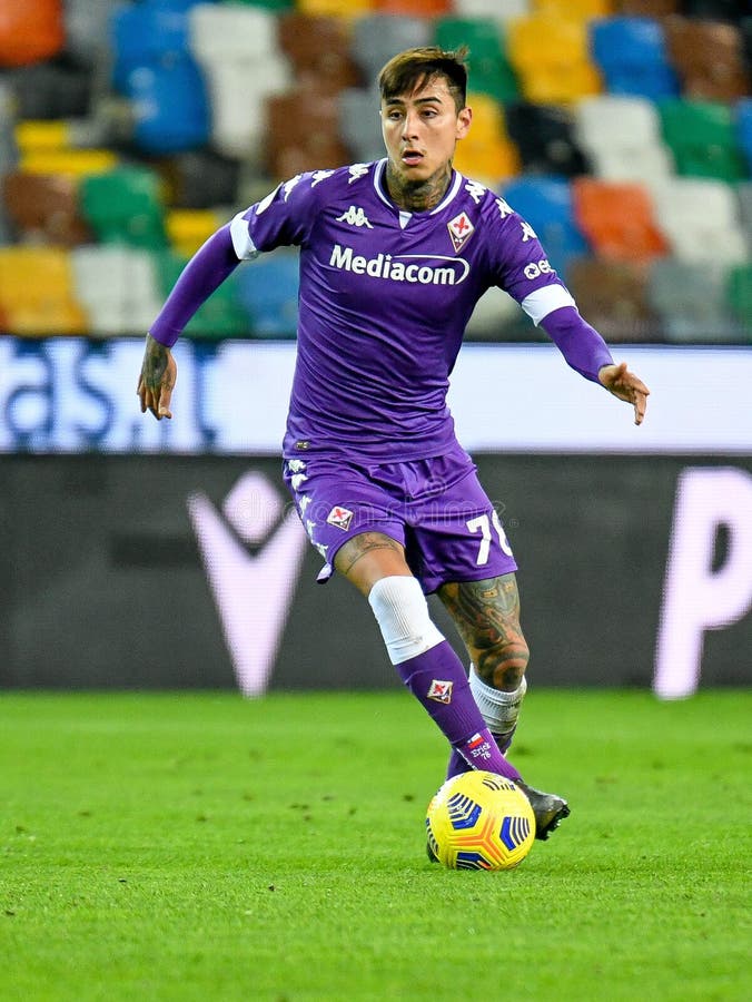 the player of acf fiorentina erick pulgar in contrast the player