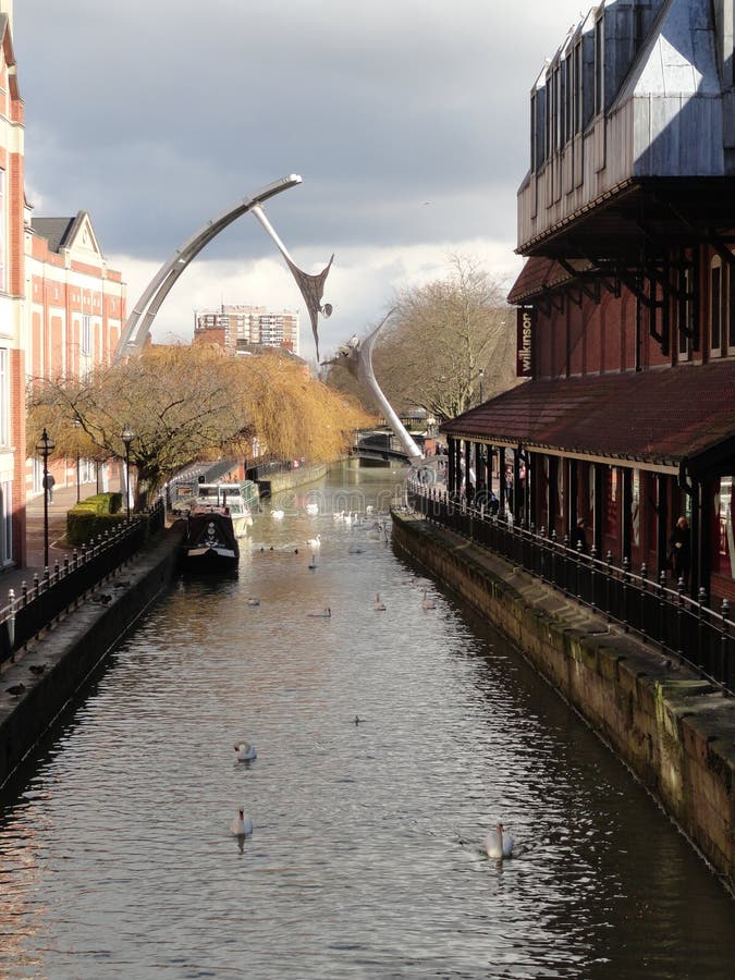 Ermächtigungsskulptur über dem Fluss Witham in Lincoln lizenzfreies stockfoto Ermächtigungsskulptur über dem Fluss Witham in Lincoln lizenzfreies stockfoto