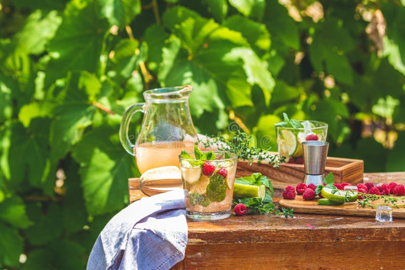 Erneuerndes tadelloses Cocktail mojito mit Rum, Kalk und Himbeere lizenzfreies stockbild Erneuerndes tadelloses Cocktail mojito mit Rum, Kalk und Himbeere lizenzfreies stockbild