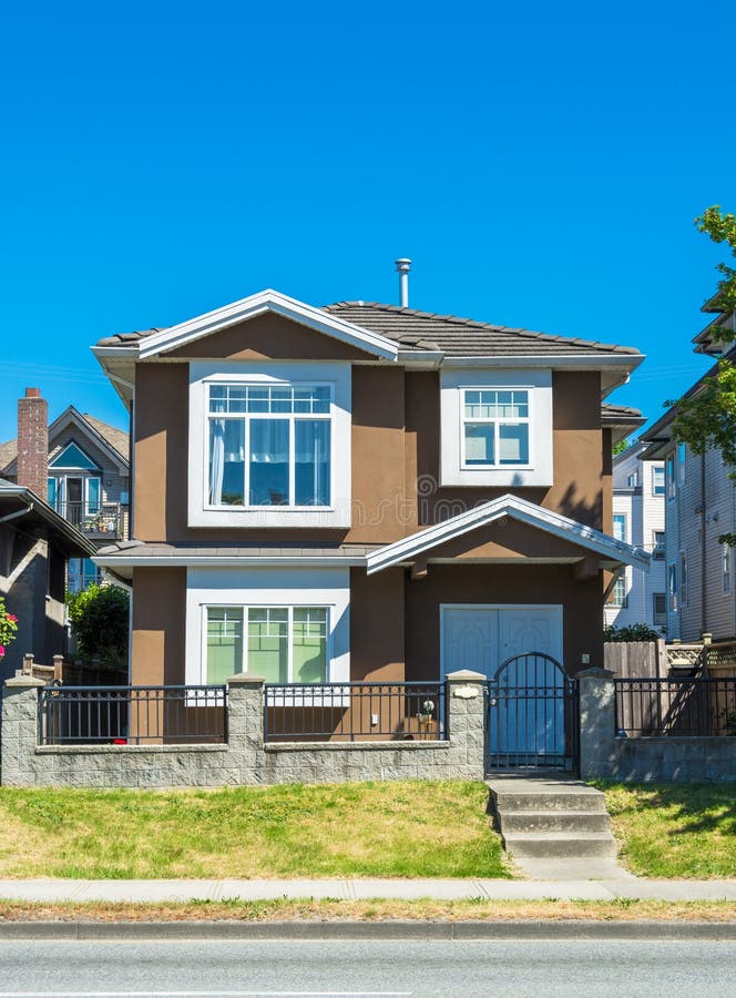 Erneuertes Wohnhaus auf einer Straße Bescheidenes Familienhaus am sonnigen Tag stockbild Erneuertes Wohnhaus auf einer Straße Bescheidenes Familienhaus am sonnigen Tag stockbild