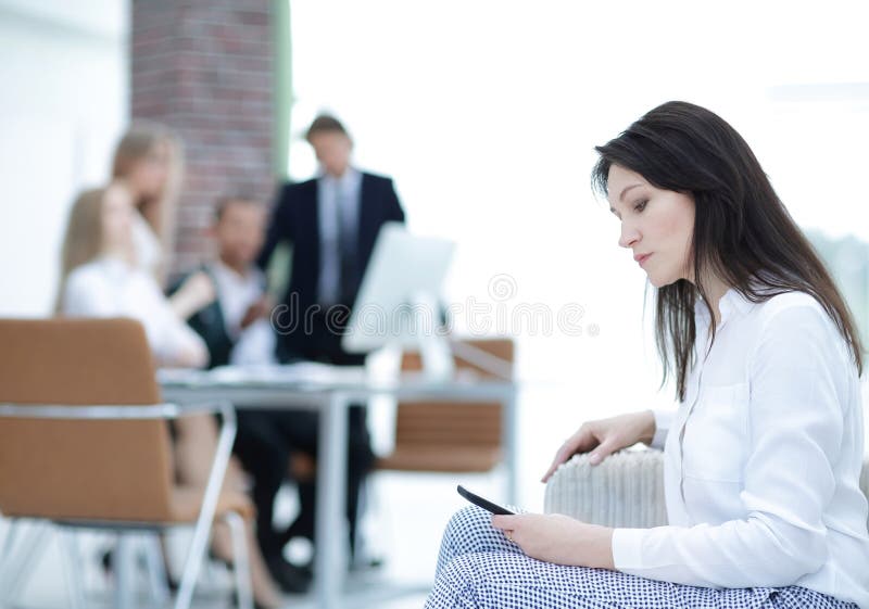 Ernste Geschäftsfrau, die in seinem Büro sitzt stockbild Ernste Geschäftsfrau, die in seinem Büro sitzt stockbild
