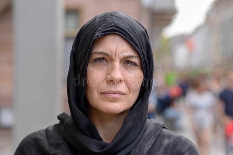 Ernste mittlere Greisin, die ein Kopftuch trägt stockbild Ernste mittlere Greisin, die ein Kopftuch trägt stockbild