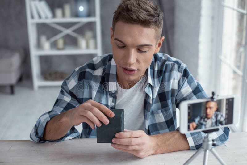 Ernster Blogger, der neues Video für seine Nachfolger herstellt lizenzfreies stockfoto Ernster Blogger, der neues Video für seine Nachfolger herstellt lizenzfreies stockfoto