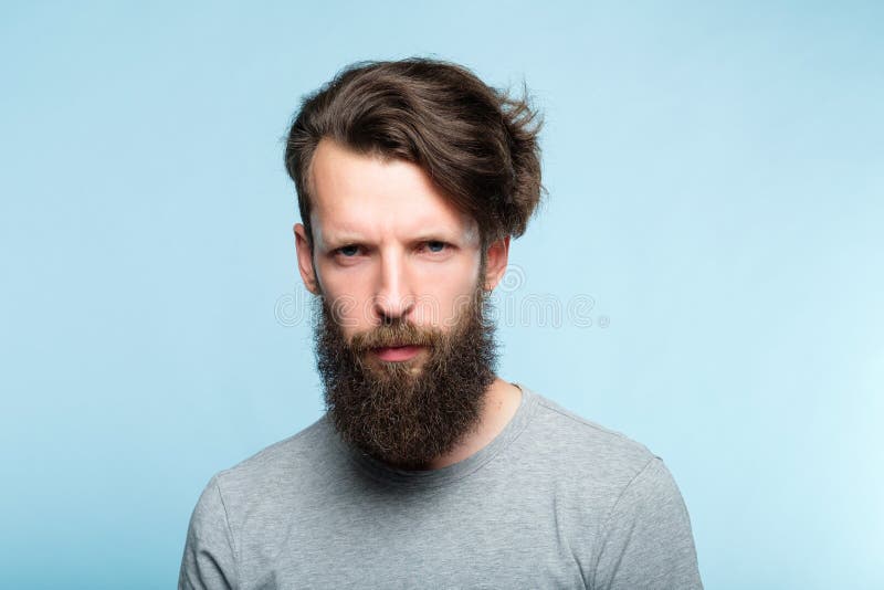 Ernster die Stirn runzelnder mürrischer Mann des Gefühlausdrucks stockfotografie Ernster die Stirn runzelnder mürrischer Mann des Gefühlausdrucks stockfotografie