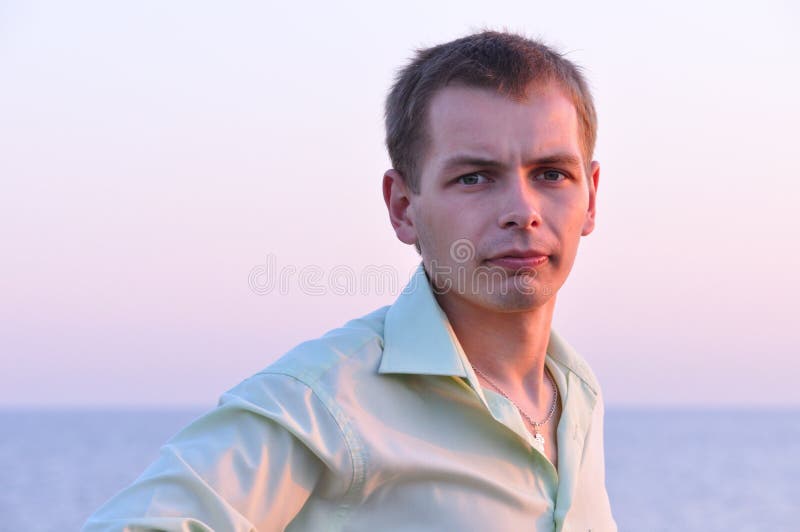 Ernster erwachsener Mann stockbild Ernster erwachsener Mann stockbild