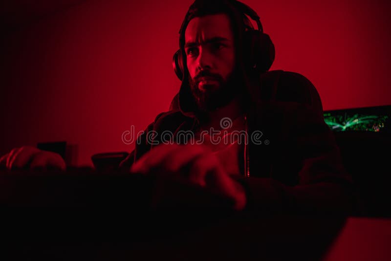 Ernster Hacker, der Angriff durchführt lizenzfreie stockfotos Ernster Hacker, der Angriff durchführt lizenzfreie stockfotos