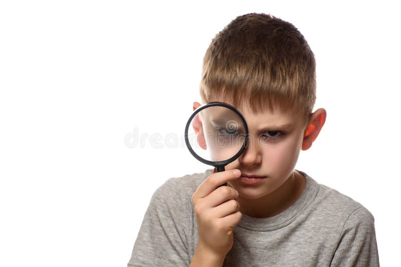 Ernster Junge mit einer Lupe in seinen Händen Kleiner Forscher Wei?er Hintergrund lizenzfreie stockbilder Ernster Junge mit einer Lupe in seinen Händen Kleiner Forscher Wei?er Hintergrund lizenzfreie stockbilder