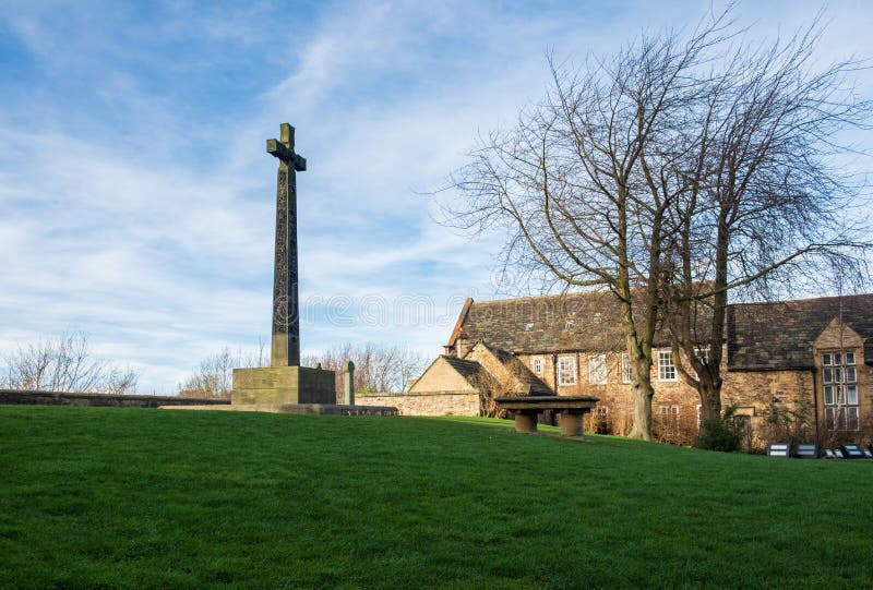 Ernster Stein und Kreuz im Yard von Durham-Kathedrale stockfotografie Ernster Stein und Kreuz im Yard von Durham-Kathedrale stockfotografie
