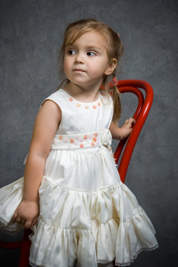 Ernstes kleines Mädchen stockfoto Ernstes kleines Mädchen stockfoto