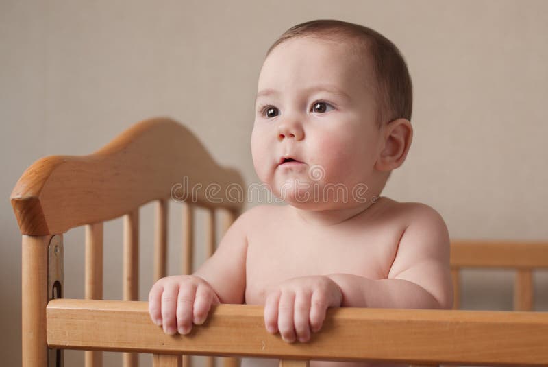 Ernstes molliges junges Baby mit einem fokussierten Blick lizenzfreie stockbilder Ernstes molliges junges Baby mit einem fokussierten Blick lizenzfreie stockbilder