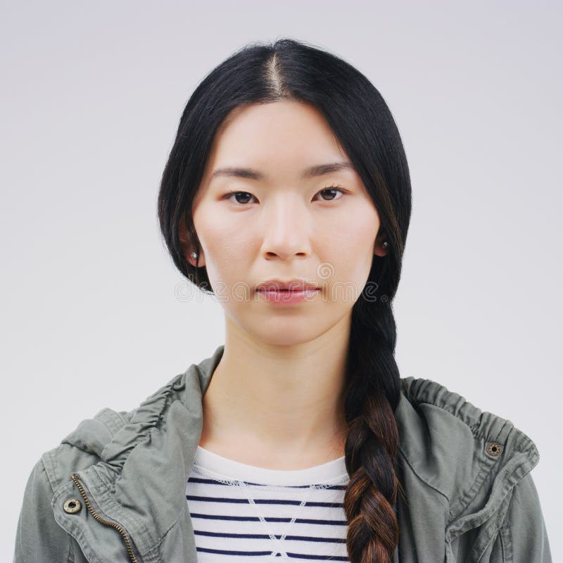 Ernsthaft Porträt und asiatische Frau im Studio mit Konzentration und Fokus. Headshot einer jungen Studentin oder stockfotos