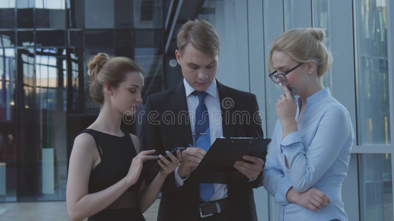 Ernstige arbeiders die bedrijfskwesties bespreken royalty-vrije stock afbeelding Ernstige arbeiders die bedrijfskwesties bespreken royalty-vrije stock afbeelding