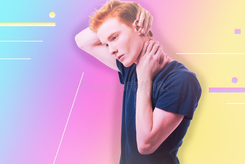 Ernstige student die pijn in zijn hals na het bestuderen hebben royalty-vrije stock foto's Ernstige student die pijn in zijn hals na het bestuderen hebben royalty-vrije stock foto's