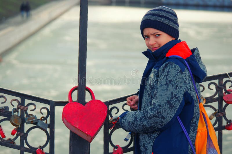 Serieus tienermeisje met een grote hartvormige dreadlock royalty-vrije stock foto's