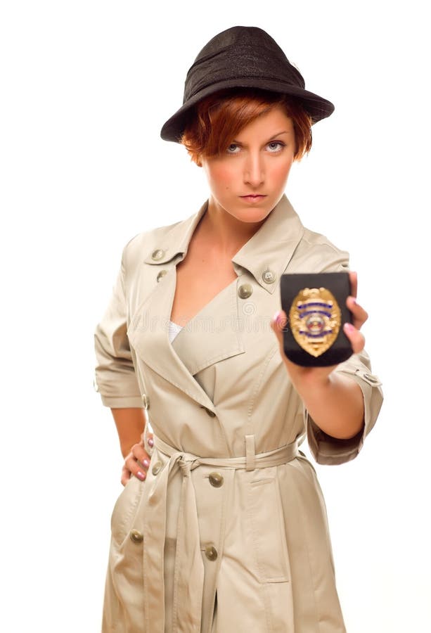 Ernstige Vrouwelijke Detective With Official Badge in Trenchcoat op Wit