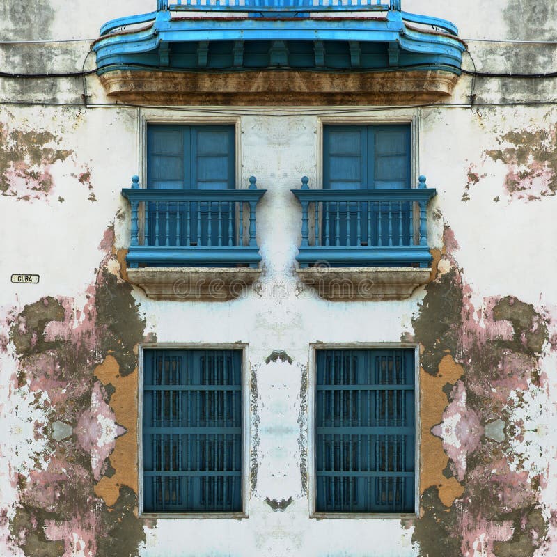Eroderad gammal havannacigarrfasad med blåa fönster