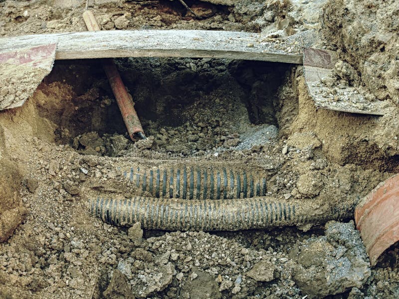 Errichten von Linien der metallischer und Lichtwellenleiterverbindung lizenzfreie stockbilder Errichten von Linien der metallischer und Lichtwellenleiterverbindung lizenzfreie stockbilder