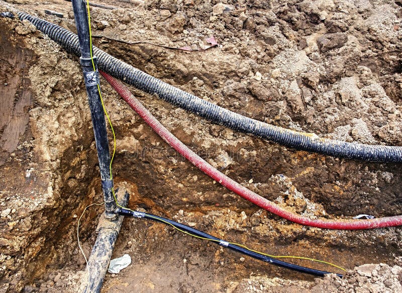 Errichten von Linien von metallischem, von Lichtwellenleitern und von Wasserversorgung stockfoto Errichten von Linien von metallischem, von Lichtwellenleitern und von Wasserversorgung stockfoto