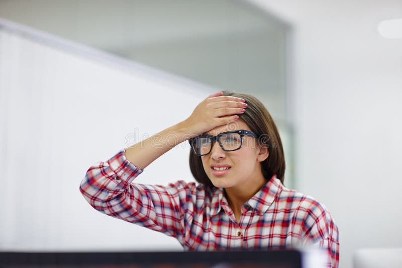 Error de frustración y mujer en el cargo con preguntas de estrés o riesgo de error en su carrera. por qué molestar a las mujeres imágenes de archivo libres de regalías