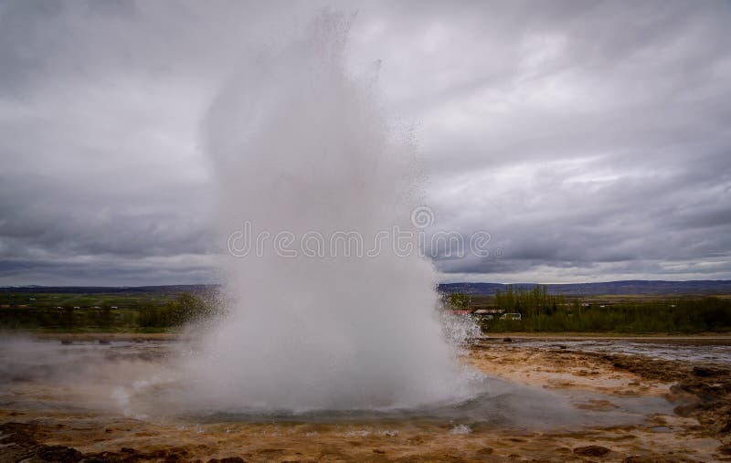Erruption de grande Geysir, excursão dourada do círculo, Islândia imagem de stock Erruption de grande Geysir, excursão dourada do círculo, Islândia imagem de stock