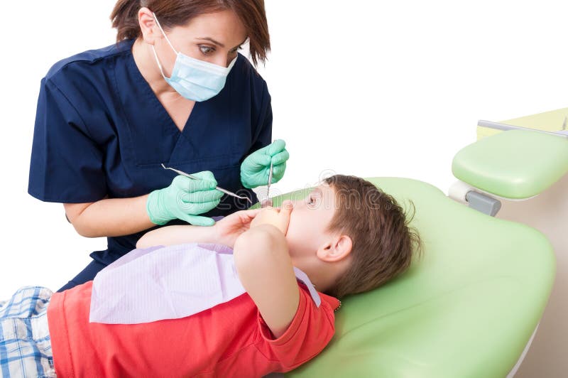 Erschrockenes Kind mit Furcht vor Zahnarztbedeckungsmund lizenzfreies stockbild Erschrockenes Kind mit Furcht vor Zahnarztbedeckungsmund lizenzfreies stockbild