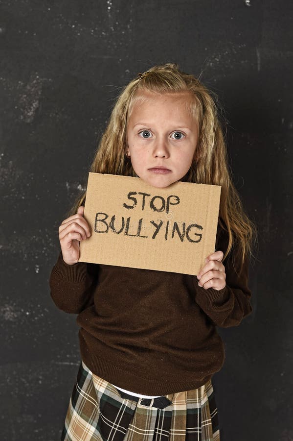 Erschrockenes und trauriges Bitten des jungen kleinen netten Schulmädchens um die Hilfe, die Mitteilung mit Endeinschüchterungste lizenzfreie stockfotos Erschrockenes und trauriges Bitten des jungen kleinen netten Schulmädchens um die Hilfe, die Mitteilung mit Endeinschüchterungste lizenzfreie stockfotos