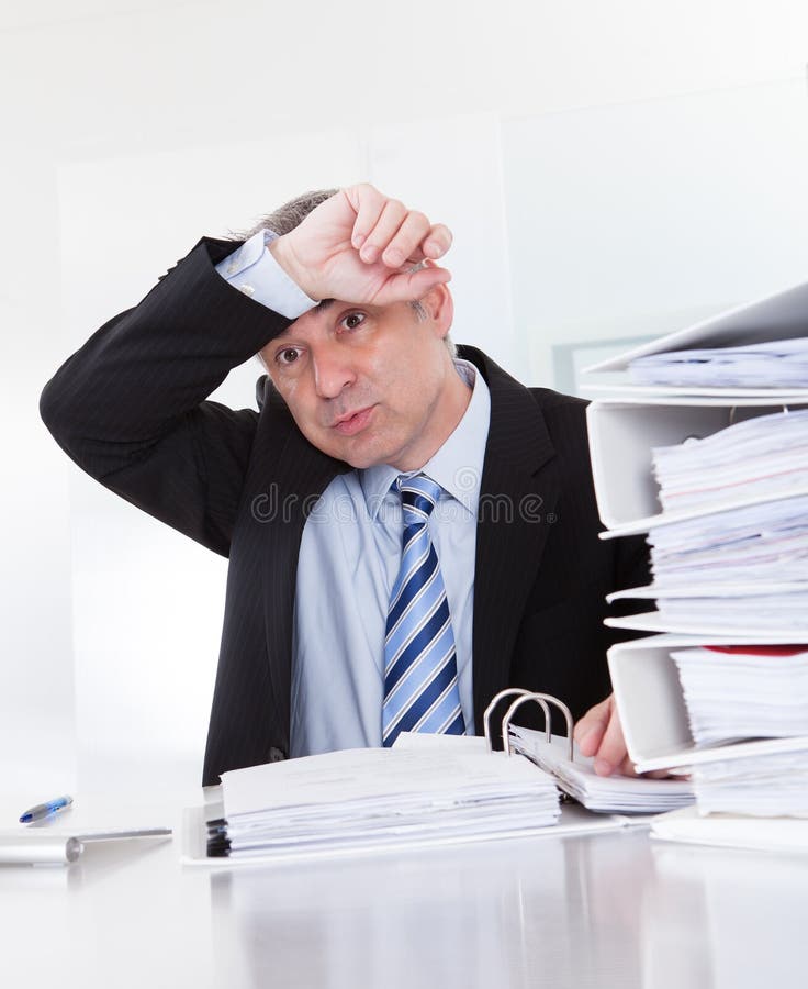 Erschöpfter reifer Geschäftsmann At Work stockbild Erschöpfter reifer Geschäftsmann At Work stockbild