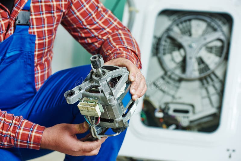 Ersetzen der Maschine der Waschmaschine stockbild