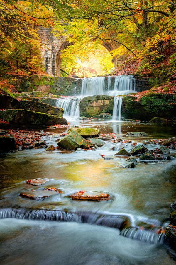 Erstaunlich Fall-Herbstlandschaft- Flusswasserfall im bunten Herbstwald lizenzfreies stockfoto