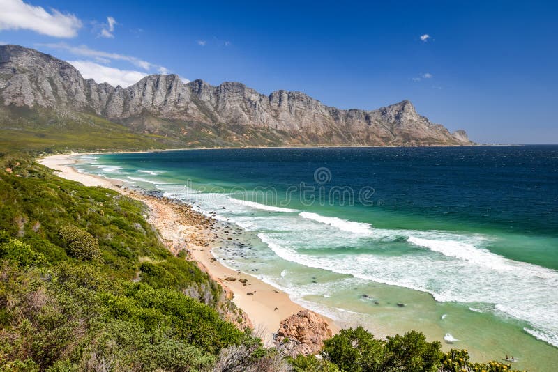 Erstaunliche Ansicht des Kogel-Bucht-Strandes, gelegen an Weg 44 im Ostteil der falschen Bucht nahe Cape Town zwischen Gordon-` s stockfotos Erstaunliche Ansicht des Kogel-Bucht-Strandes, gelegen an Weg 44 im Ostteil der falschen Bucht nahe Cape Town zwischen Gordon-` s stockfotos