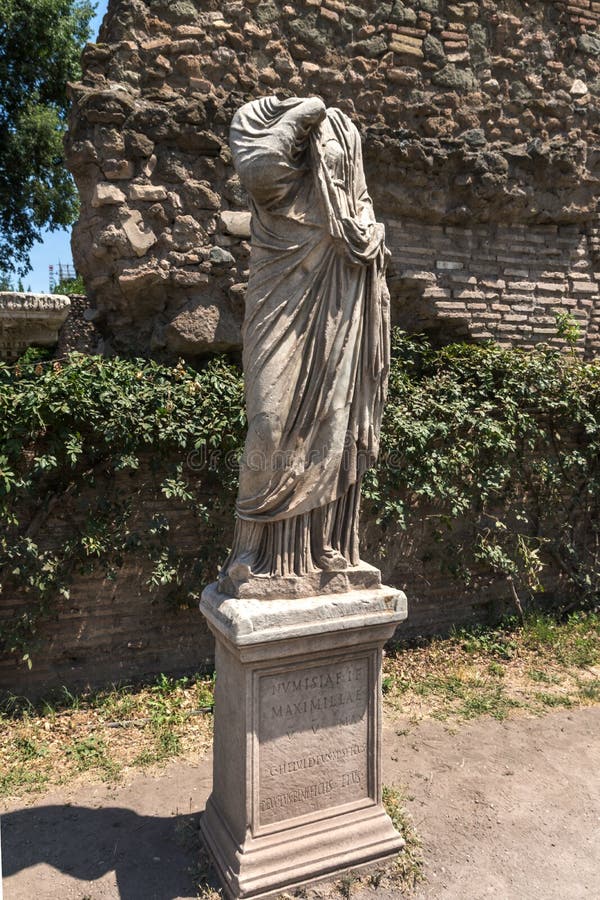 Erstaunliche Ansicht des Tempels von Vesta bei Roman Forum in der Stadt von Rom, Italien stockfoto Erstaunliche Ansicht des Tempels von Vesta bei Roman Forum in der Stadt von Rom, Italien stockfoto