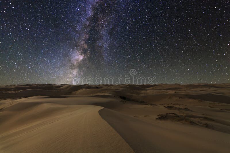 Erstaunliche Ansichten der Gobi-Wüste unter dem sternenklaren Himmel lizenzfreies stockbild Erstaunliche Ansichten der Gobi-Wüste unter dem sternenklaren Himmel lizenzfreies stockbild