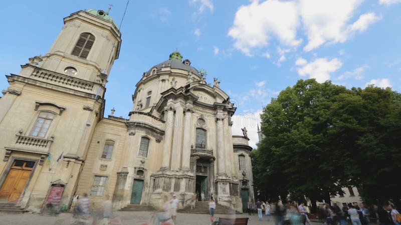 Erstaunliche dominikanische Kirche und Kloster in Lemberg-Stadt, Touristen gehen zu besichtigen