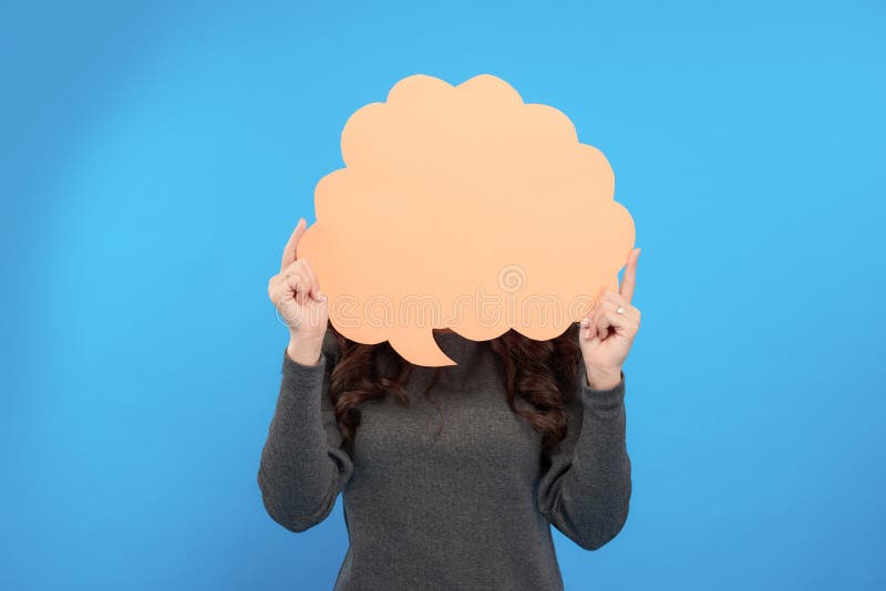 Erstaunliche junge Frau, welche die Zeichensprache-Blasenfahne schaut glückliches aufgeregtes zeigt lizenzfreies stockfoto Erstaunliche junge Frau, welche die Zeichensprache-Blasenfahne schaut glückliches aufgeregtes zeigt lizenzfreies stockfoto
