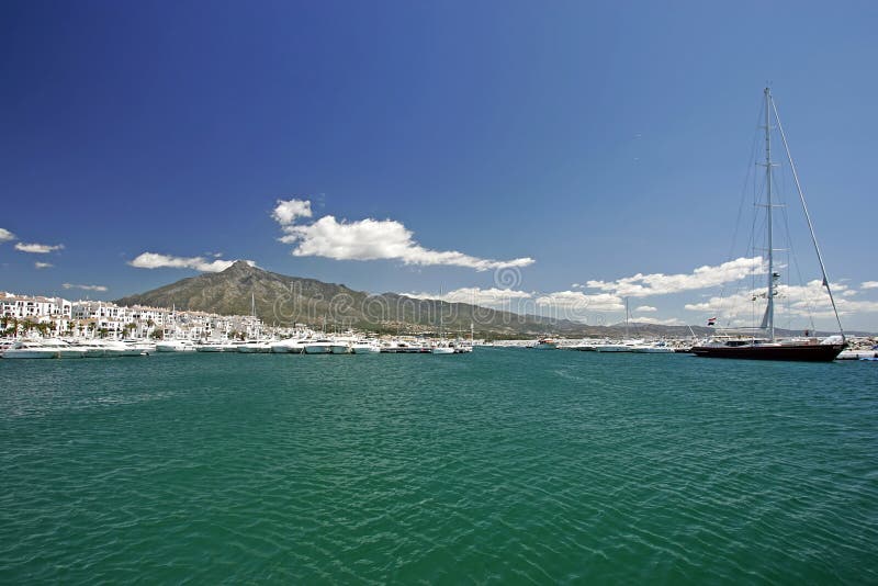 Erstaunliche Landschaftsansichten über freies Wasser des Kanals oder des Hafens in Spanien lizenzfreies stockbild Erstaunliche Landschaftsansichten über freies Wasser des Kanals oder des Hafens in Spanien lizenzfreies stockbild