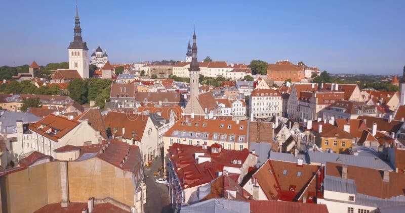 Erstaunliche Luft-Tallinn-Ansicht über die alte Stadt nahe dem Hauptplatz