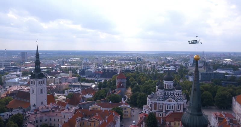 Erstaunliche Luft-Tallinn-Ansicht über die alte Stadt nahe dem Hauptplatz