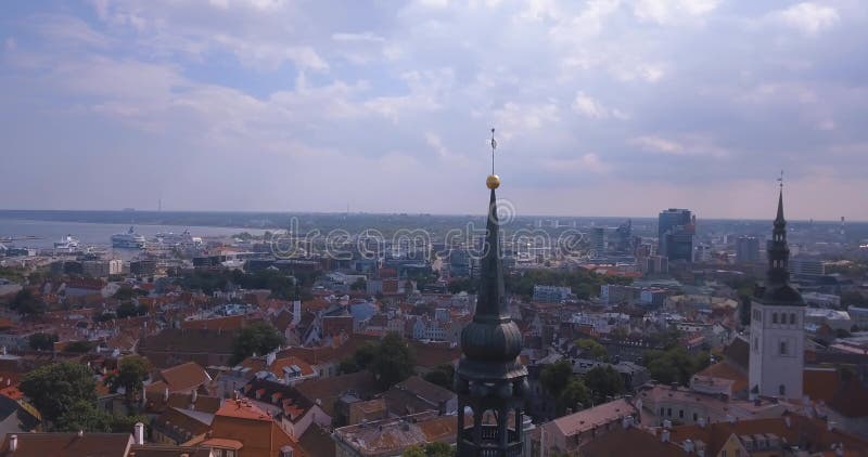 Erstaunliche Luft-Tallinn-Ansicht über die alte Stadt nahe dem Hauptplatz