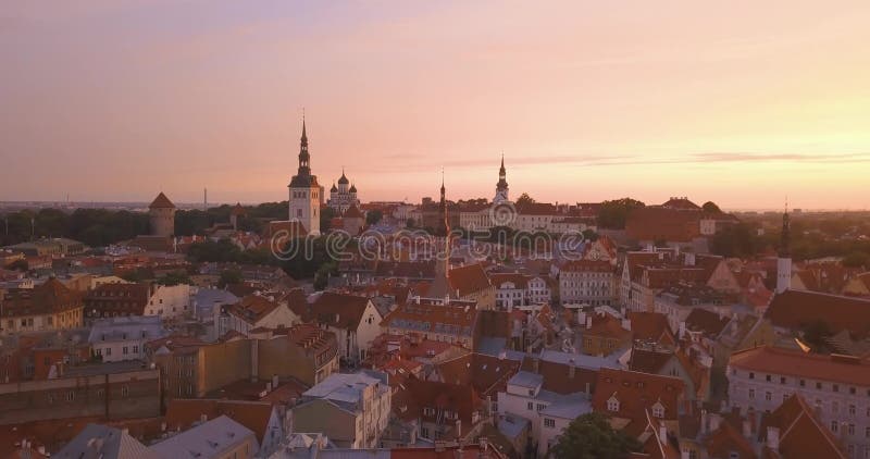 Erstaunliche Luft-Tallinn-Ansicht über die alte Stadt nahe dem Hauptplatz