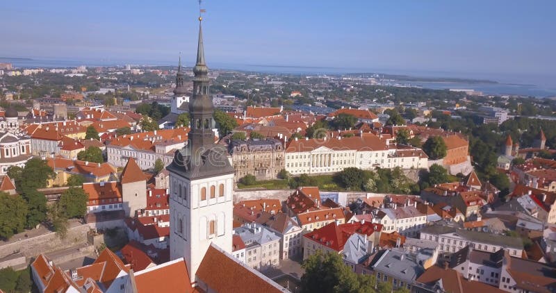 Erstaunliche Luft-Tallinn-Ansicht über die alte Stadt nahe dem Hauptplatz