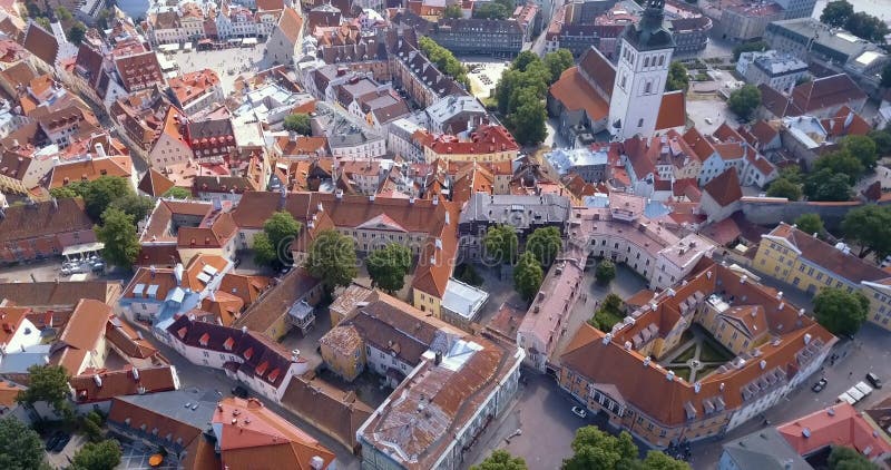 Erstaunliche Luft-Tallinn-Ansicht über die alte Stadt nahe dem Hauptplatz