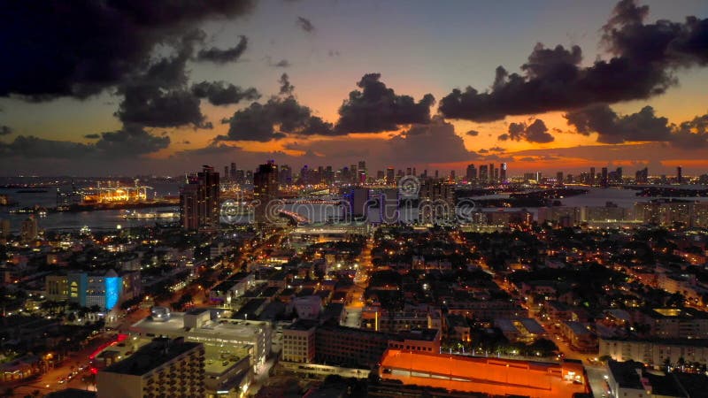 Erstaunliche Luftangriffe von Miami Beach nach Sonnenuntergang 4k