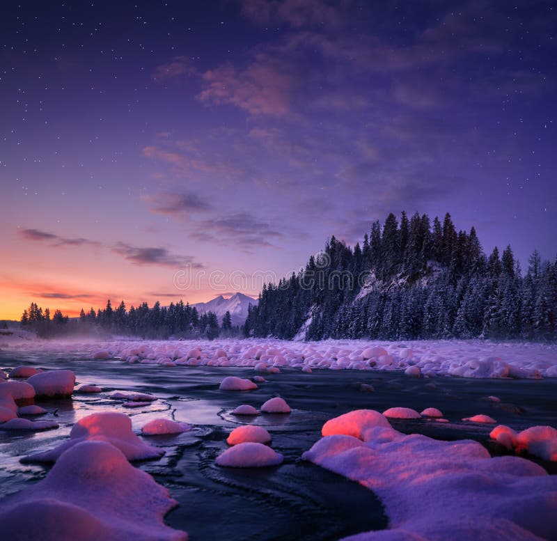 Erstaunliche Nachtlandschaft Schöner Naturhintergrund lizenzfreie stockfotos