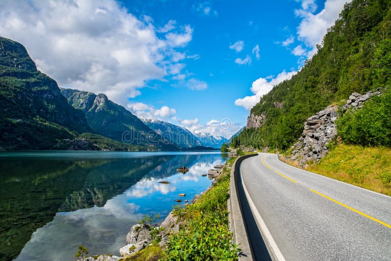 Erstaunliche Naturansicht mit Fjord und Bergen norwegen lizenzfreie stockfotos Erstaunliche Naturansicht mit Fjord und Bergen norwegen lizenzfreie stockfotos