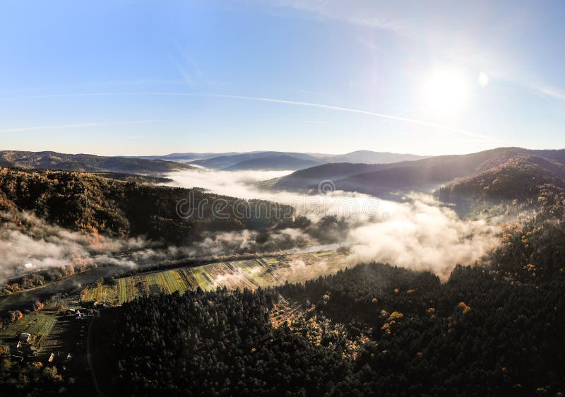 Erstaunliche panoramische Landschaft von Karpatenbergen, magische Schönheit von ukrainischen Herbstbergen und Wälder Morgennebelv lizenzfreie stockfotografie Erstaunliche panoramische Landschaft von Karpatenbergen, magische Schönheit von ukrainischen Herbstbergen und Wälder Morgennebelv lizenzfreie stockfotografie