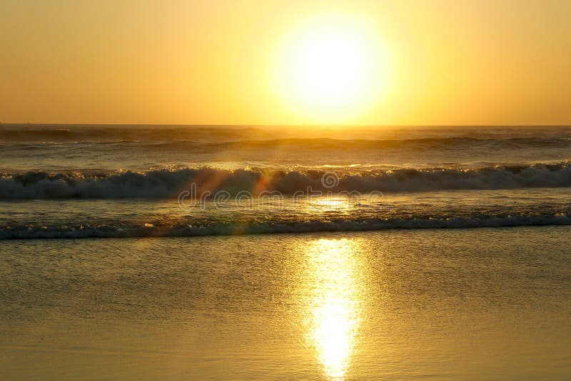 Erstaunliche schöne Marinelandschaft mit Sonnenstrahlen und Blendenfleck auf einem wilden Wellenmeer in Strand- und Naturschönhei lizenzfreies stockfoto Erstaunliche schöne Marinelandschaft mit Sonnenstrahlen und Blendenfleck auf einem wilden Wellenmeer in Strand- und Naturschönhei lizenzfreies stockfoto